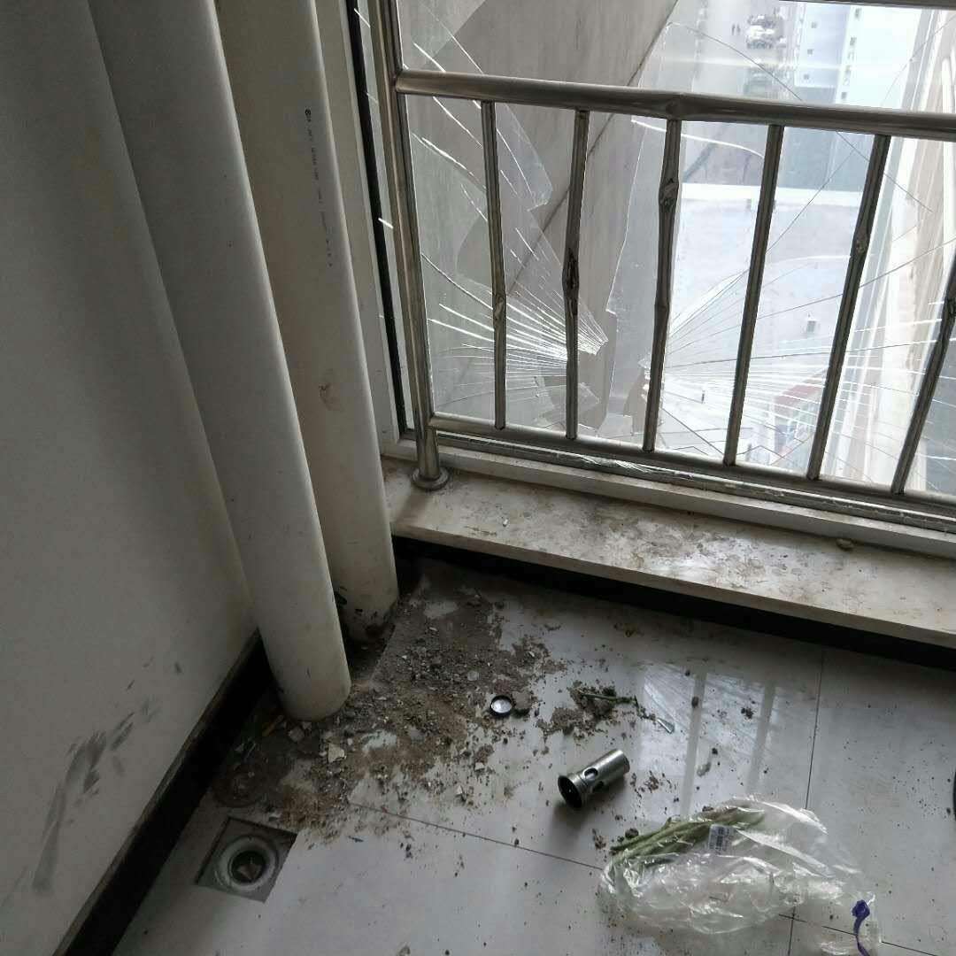 石家庄一小区玻璃被砸碎,玻璃房被垃圾砸
