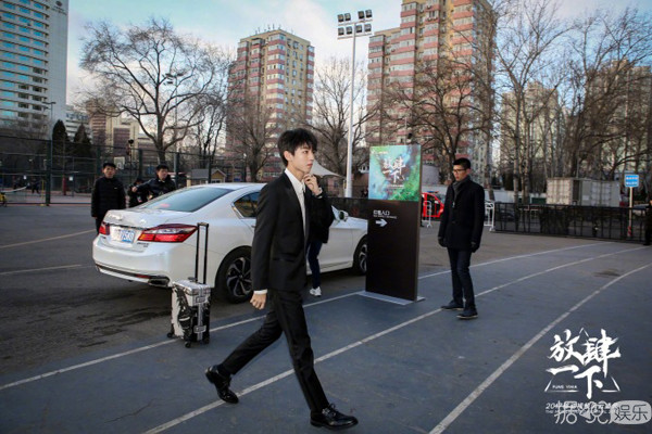 和王俊凯上演霸道总裁爱上我？这些粉丝绝对是从戏精学院毕业的