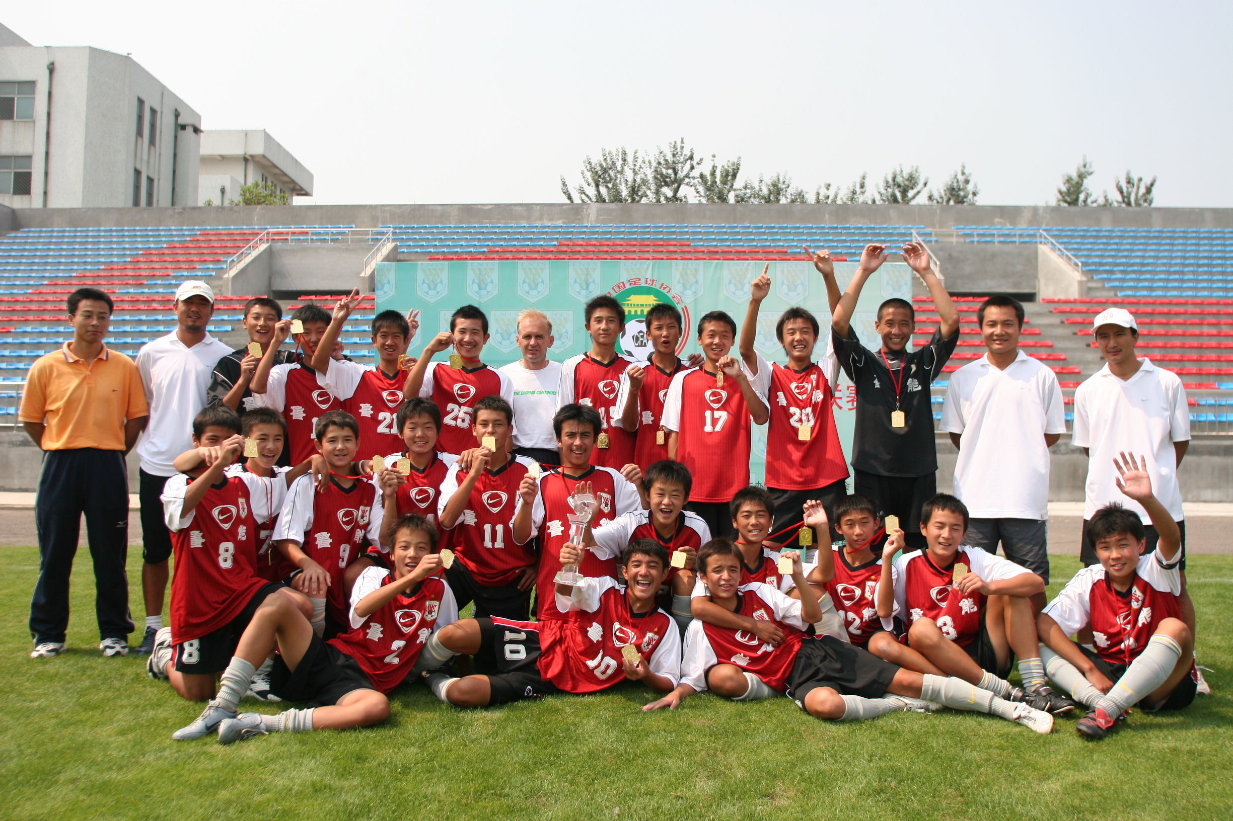 鲁能青训观看鲁能国安比赛,鲁能对上港的鲁能青训球员