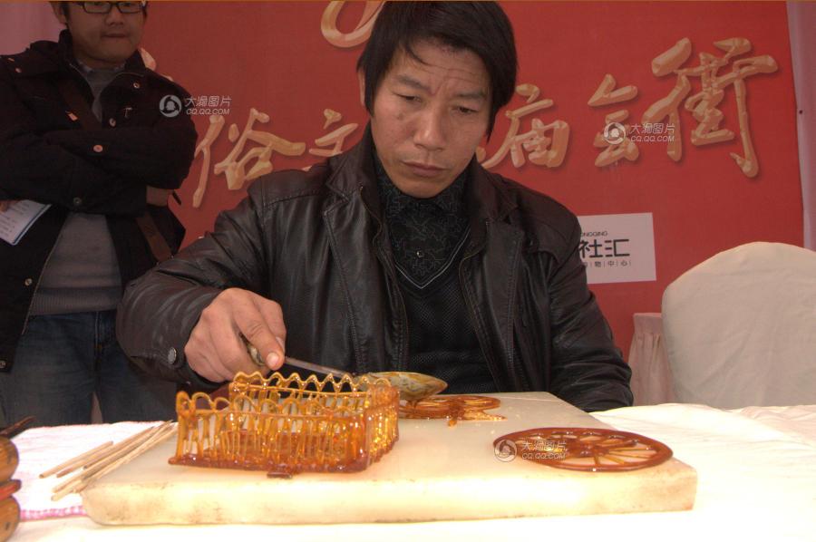 男子做糖画30多年作品常被人高价购买收藏