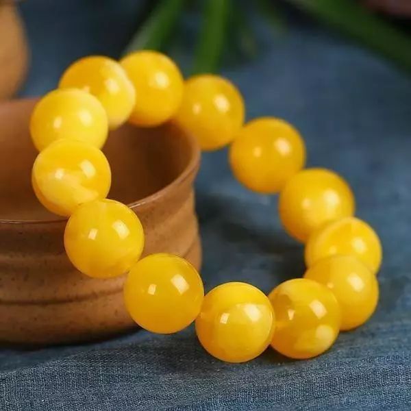 琥珀蜜蜡鉴别真假方法大揭秘,在家怎么鉴别琥珀蜜蜡真假的方法