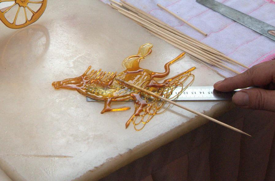 男子做糖画30多年作品常被人高价购买收藏