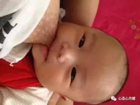 有一种疼叫妈妈看着都疼,四个月宝宝吃奶时爱咬奶头