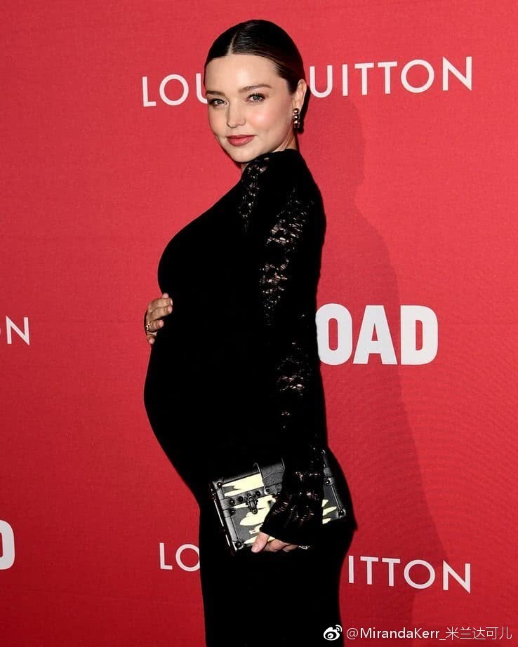 米兰达可儿挺孕肚逛街,米兰达可儿挺着孕肚