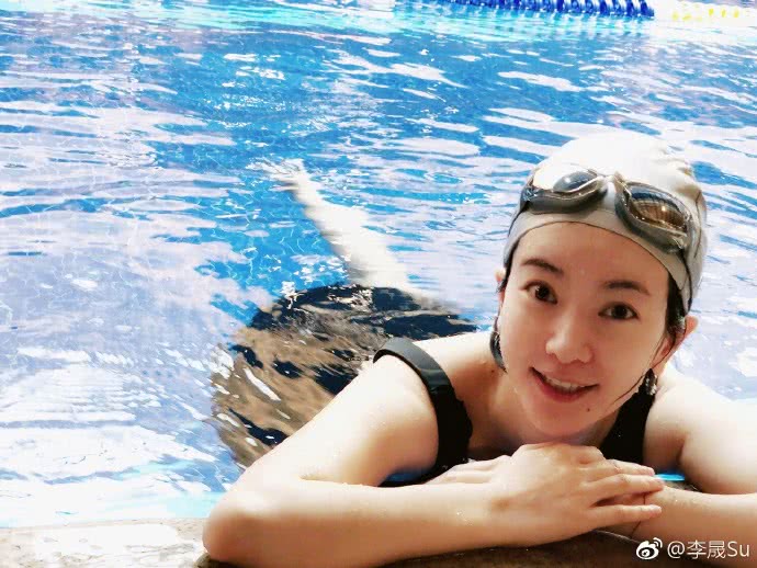 米兰达可儿挺孕肚逛街,米兰达可儿挺着孕肚