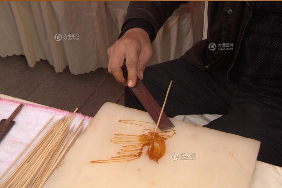 男子做糖画30多年作品常被人高价购买收藏