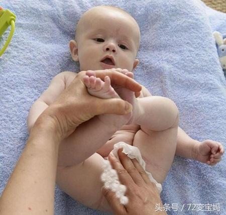女宝宝的屁屁为什么总有一股尿骚味？宝妈说，这养女孩要精细些！