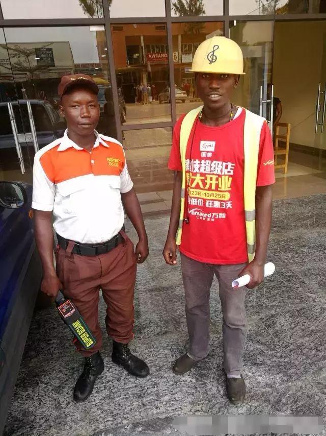 非洲富人奢侈品：有中文字的旧衣服更值钱