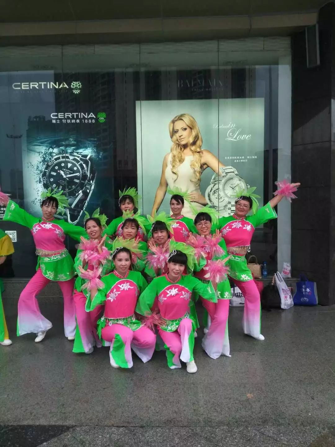 中老年人广场舞三人,中老年12人广场舞比赛