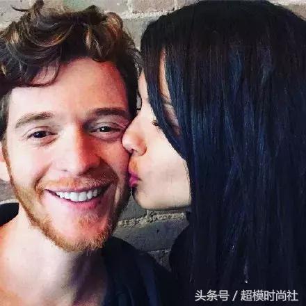 她差点成王妃，拒绝物化女性！现竟恋上一当街摸臀的男友