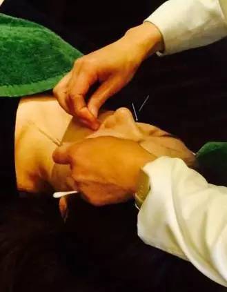 热吻30分钟竟然可以美容强身抗过敏，还能治鼻炎憋说话，快吻我！