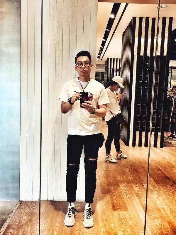 买过厂鞋，做过编辑，见证本土潮流变迁的他如今只留下这两色球鞋