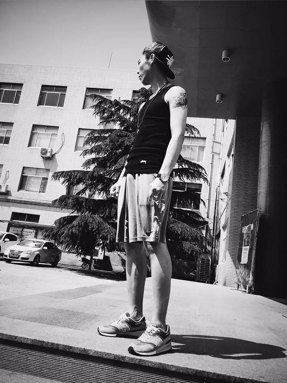 买过厂鞋，做过编辑，见证本土潮流变迁的他如今只留下这两色球鞋