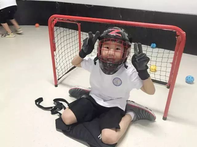 看滨和健儿玩转旱地冰球｜长河小学学生寻访“最美杭州人”