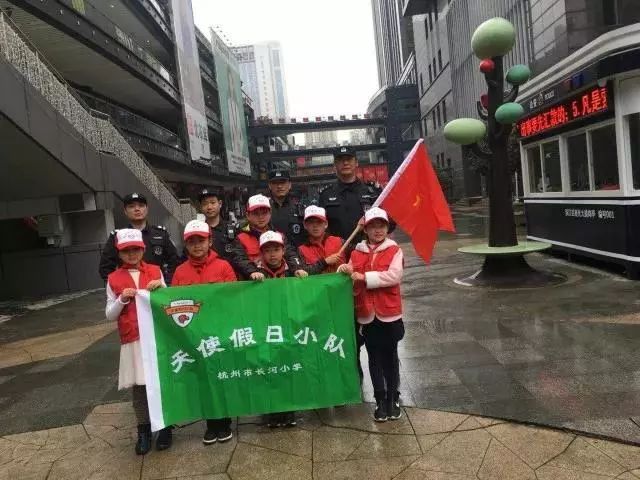 看滨和健儿玩转旱地冰球｜长河小学学生寻访“最美杭州人”