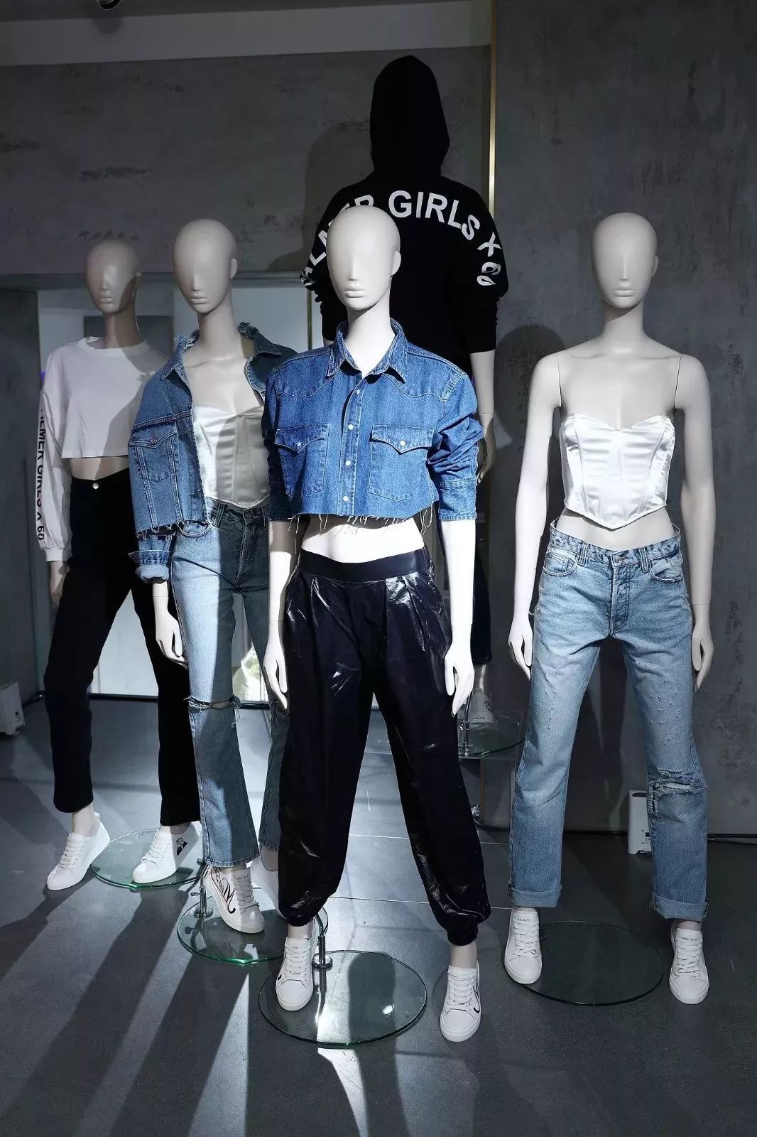 “石头姐”、“黄金芭比”现身ELIZABETHSULCERxMISSSIXTY系列发布派对，演绎示范及穿搭！