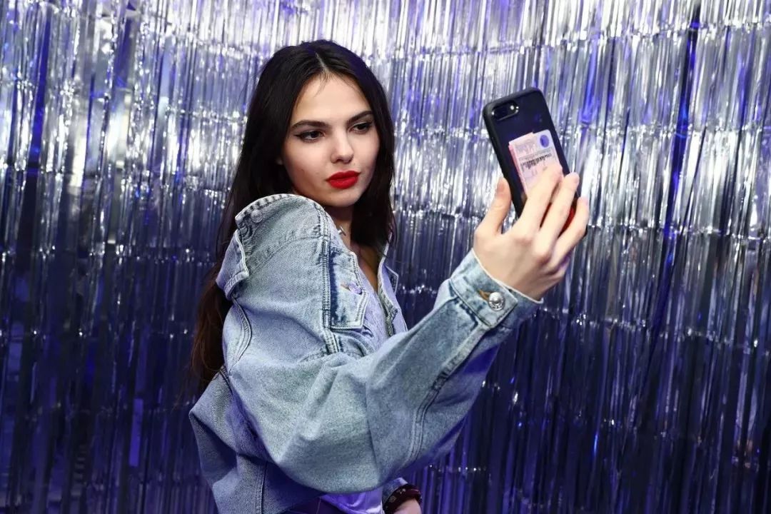 “石头姐”、“黄金芭比”现身ELIZABETHSULCERxMISSSIXTY系列发布派对，演绎示范及穿搭！