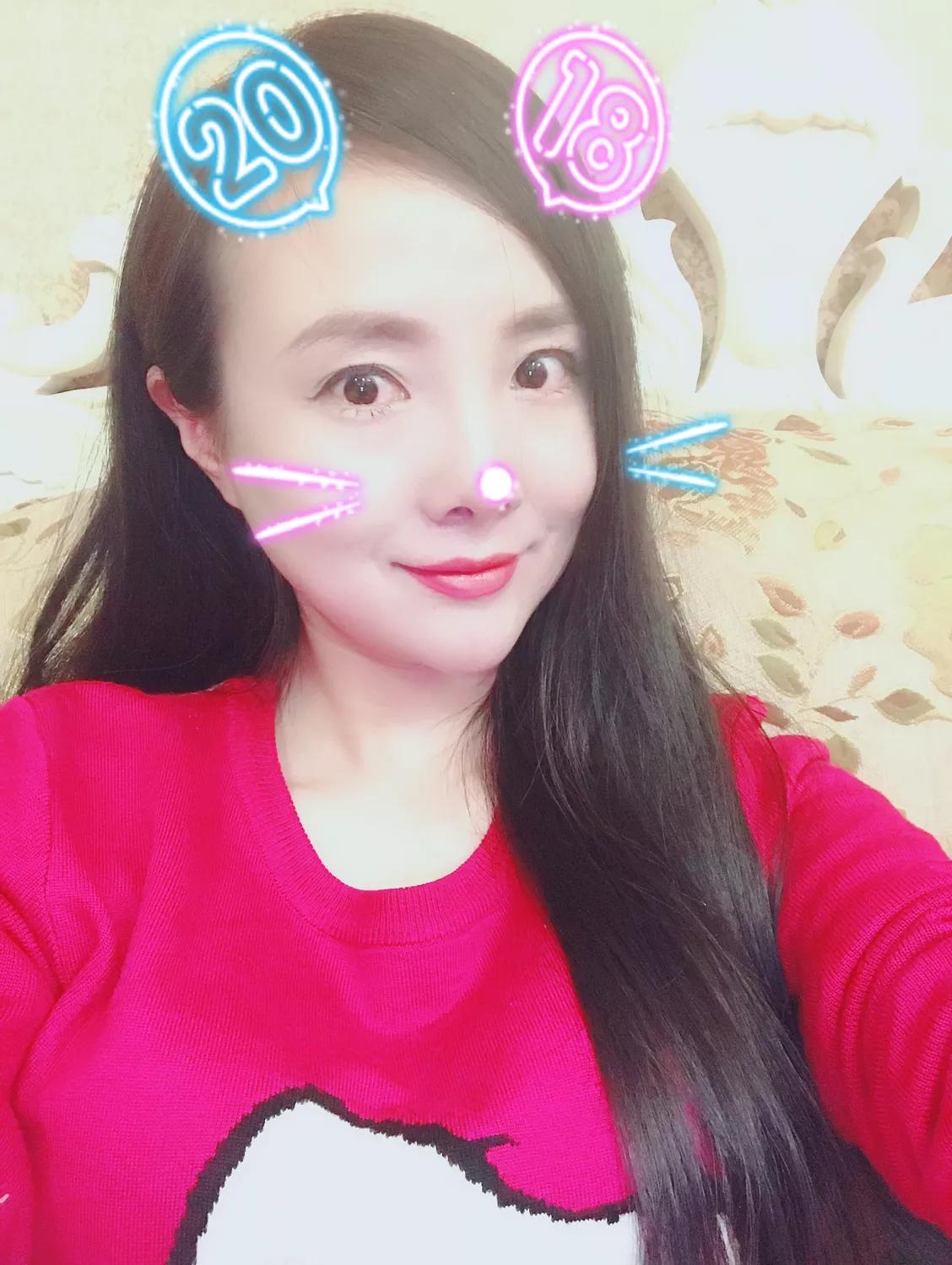 信阳网红美女干露露穿回衣服做自信女人，网友直呼不习惯