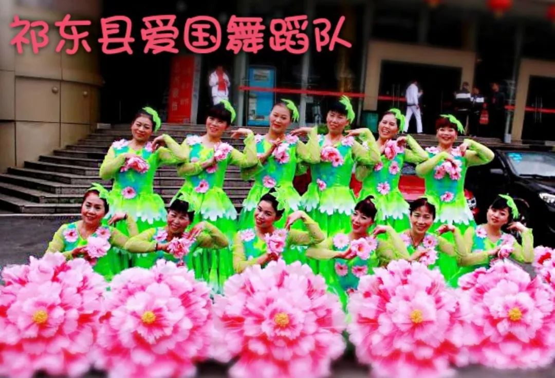 中老年人广场舞三人,中老年12人广场舞比赛