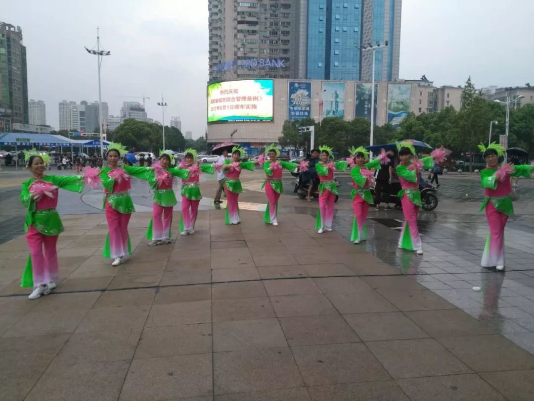 中老年人广场舞三人,中老年12人广场舞比赛