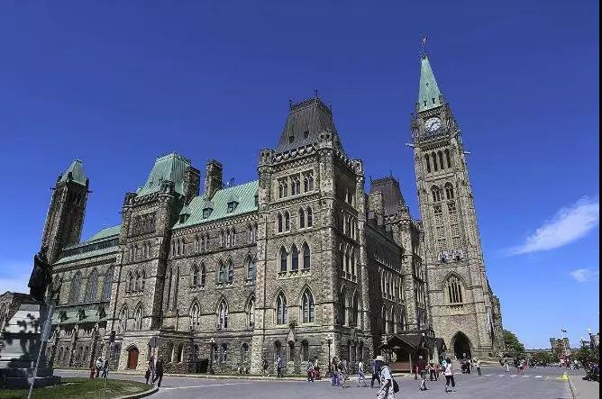 华人收到遣返令后自杀身亡！父母状告加国政府，要求巨额赔偿！