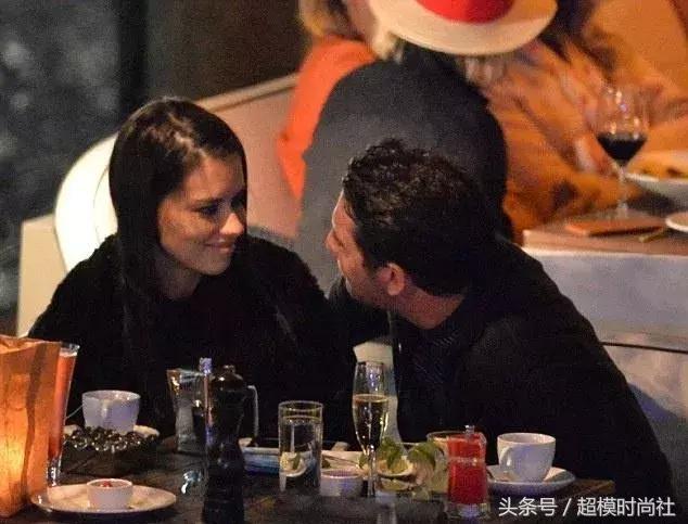 她差点成王妃，拒绝物化女性！现竟恋上一当街摸臀的男友