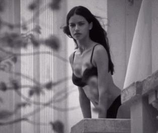 她差点成王妃，拒绝物化女性！现竟恋上一当街摸臀的男友