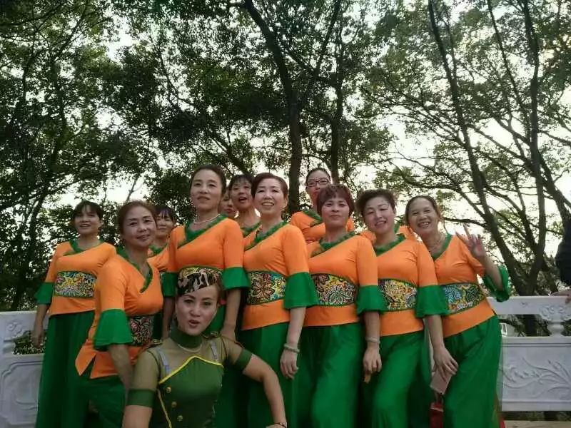 中老年人广场舞三人,中老年12人广场舞比赛