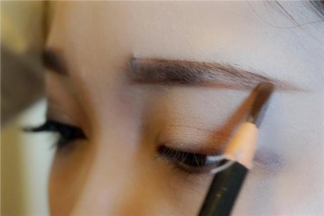 化个淡妆用什么化妆品就可以了,想化淡妆买些什么化妆品