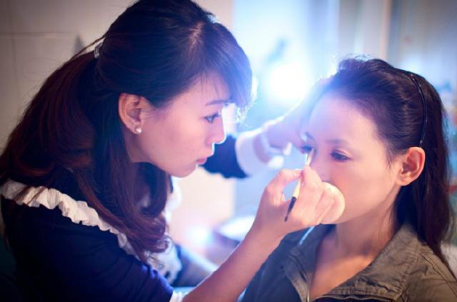 化个淡妆用什么化妆品就可以了,想化淡妆买些什么化妆品