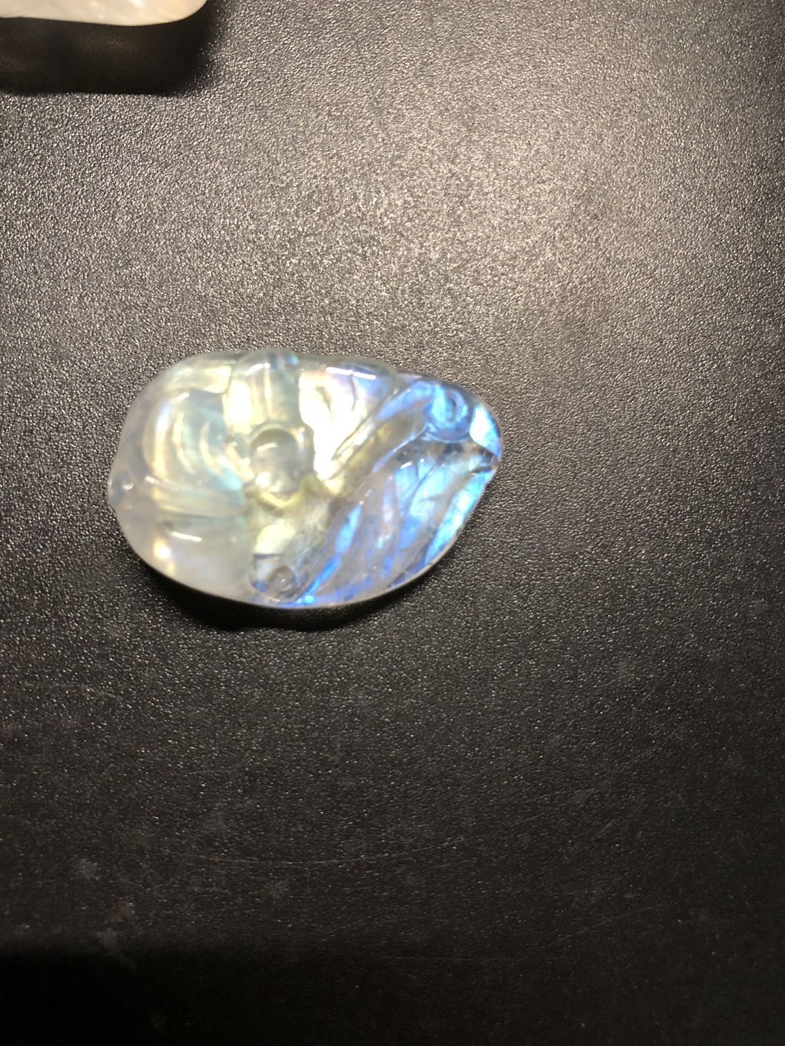 彩虹月光石真的吗 (彩虹月光石戒指)