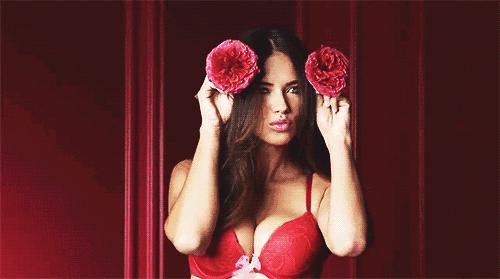 她差点成王妃，拒绝物化女性！现竟恋上一当街摸臀的男友