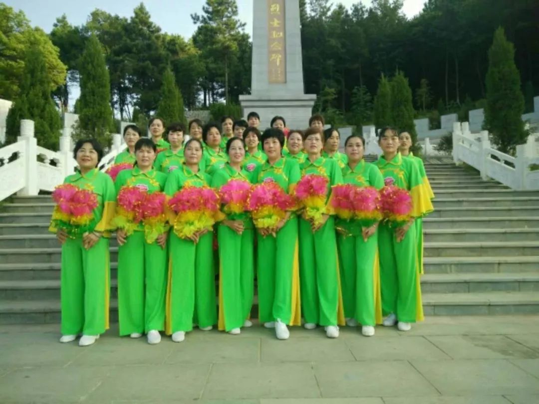 中老年人广场舞三人,中老年12人广场舞比赛