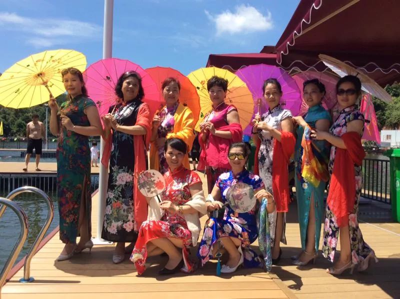 中老年人广场舞三人,中老年12人广场舞比赛