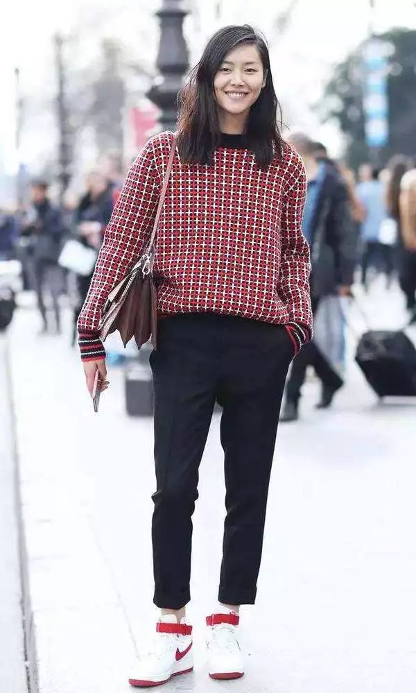 脚踝处开叉的裤子,脚踝处有毛毛的裤子