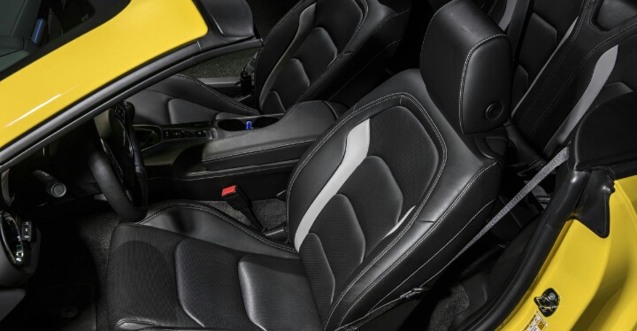 雪佛兰科迈罗，俗称大黄蜂，虽然说是平民跑车，可是价格可不亲民