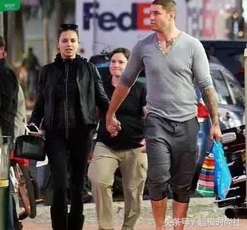 她差点成王妃，拒绝物化女性！现竟恋上一当街摸臀的男友