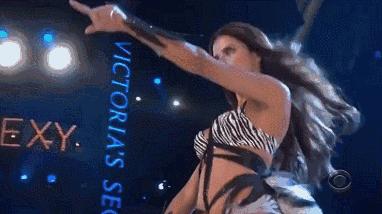 她差点成王妃，拒绝物化女性！现竟恋上一当街摸臀的男友