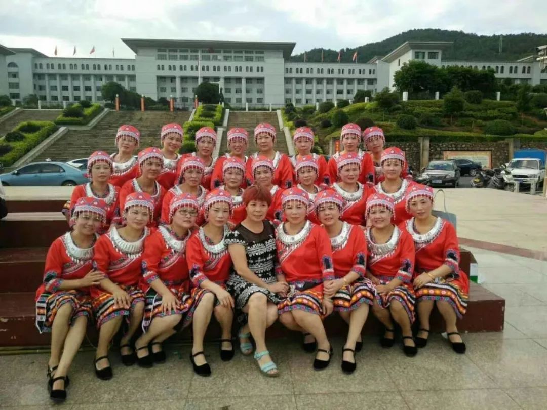 中老年人广场舞三人,中老年12人广场舞比赛