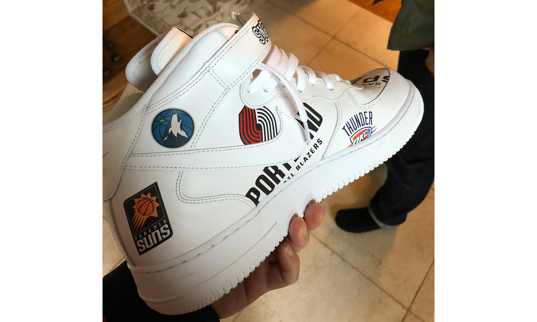 Supreme跌落神坛？与Nike联名最新鞋款被网友吐槽“像假鞋”！