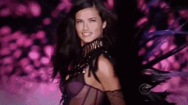 她差点成王妃，拒绝物化女性！现竟恋上一当街摸臀的男友