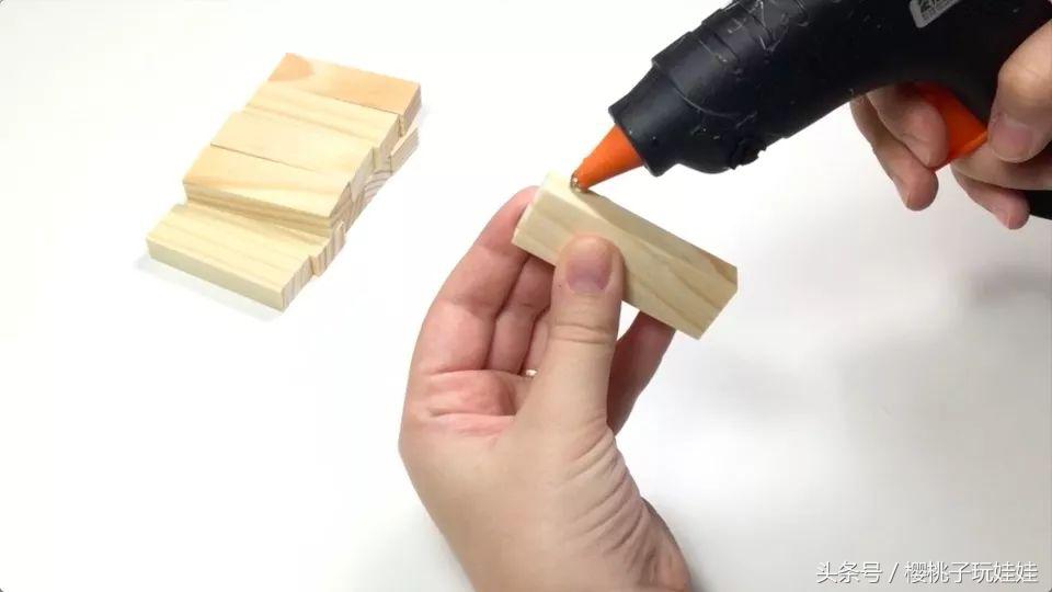 手工diy给芭比娃娃做床,手工芭比娃娃的床怎么做