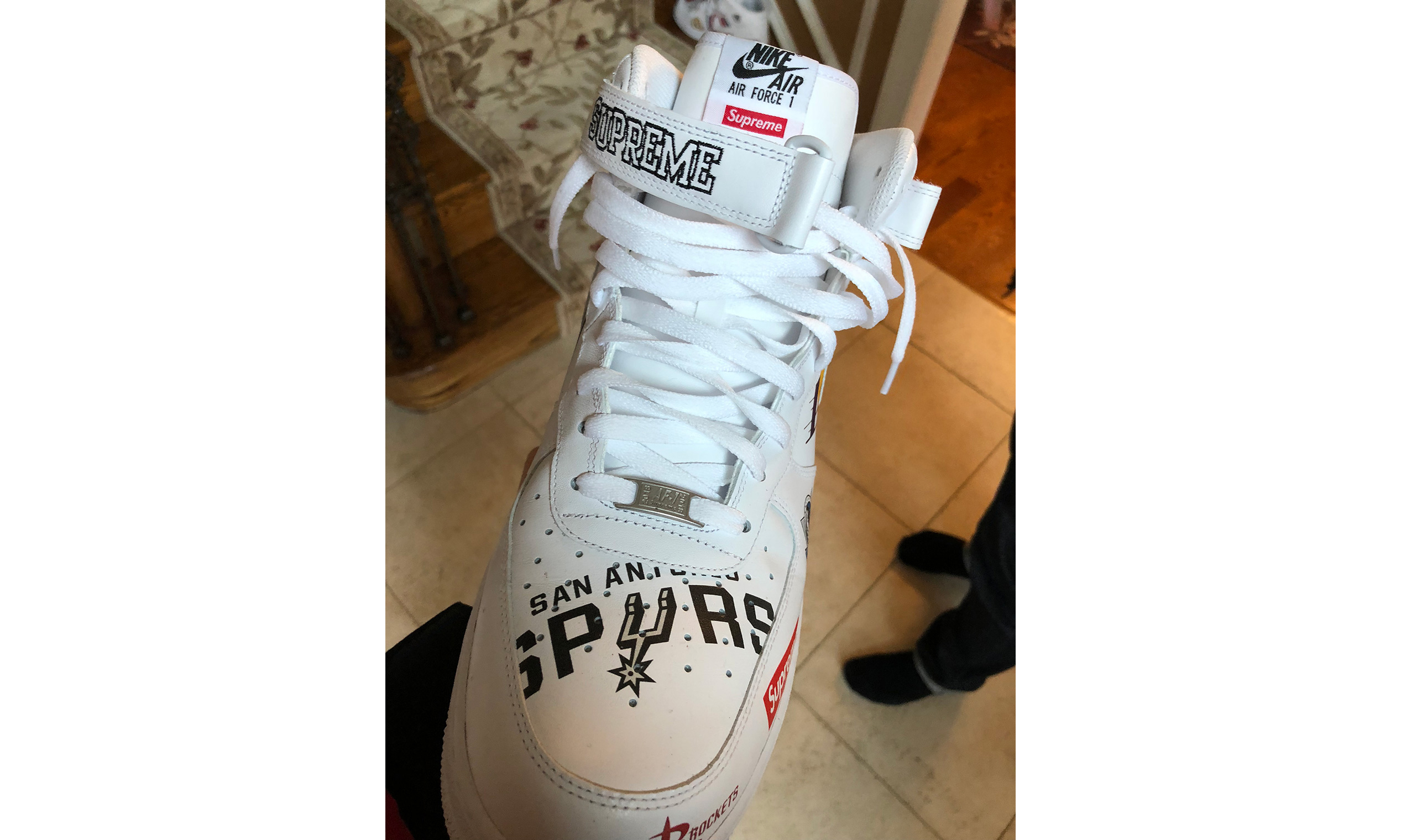 Supreme跌落神坛？与Nike联名最新鞋款被网友吐槽“像假鞋”！