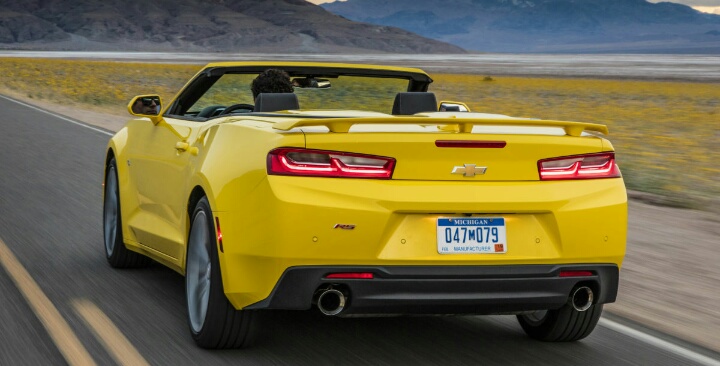 雪佛兰科迈罗，俗称大黄蜂，虽然说是平民跑车，可是价格可不亲民