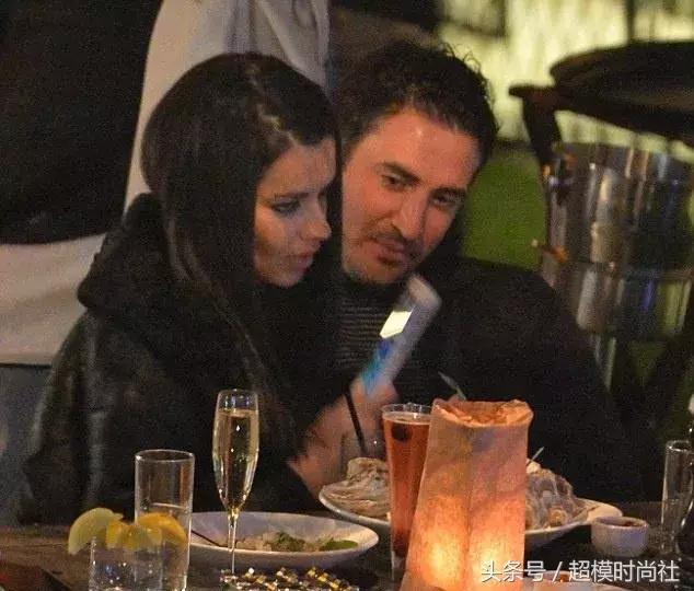 她差点成王妃，拒绝物化女性！现竟恋上一当街摸臀的男友