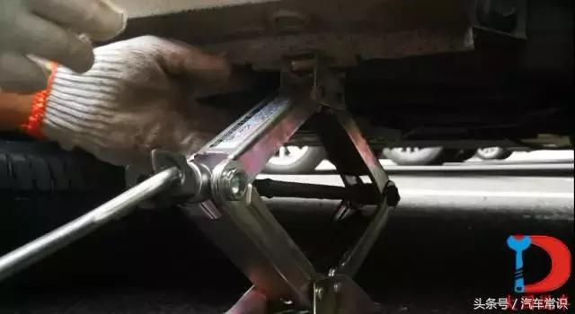 开车路上抛锚怎样换备胎,开车时轮胎爆胎如何自救