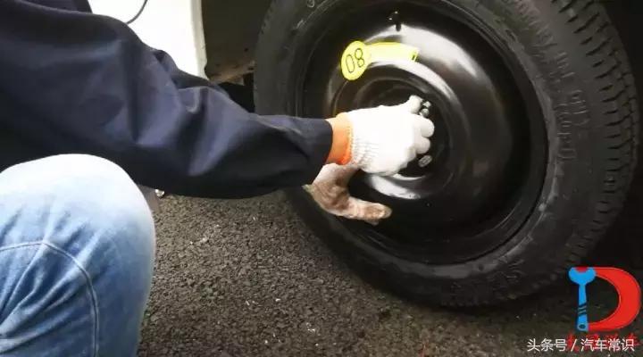 开车路上抛锚怎样换备胎,开车时轮胎爆胎如何自救