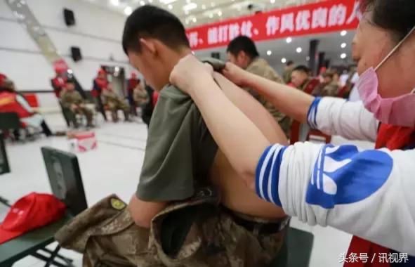 「拥军」鞍山市“修脚王”及其爱心团队来这个红军部队干嘛?