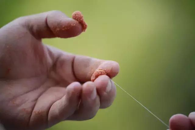 蚯蚓不带钩调漂的正确方法与技巧,怎么调漂才能一钩触底一钩悬浮