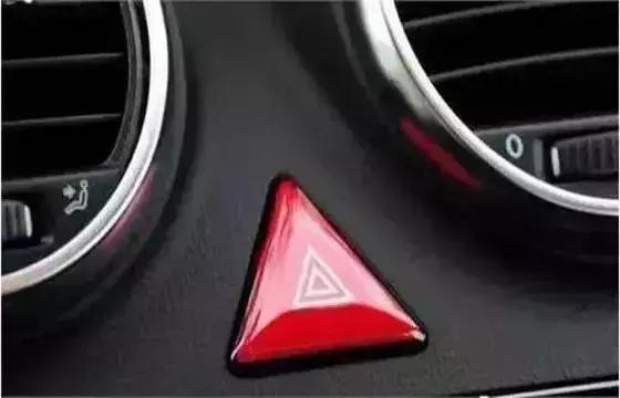 自动挡刹车失灵可以拉手刹吗,拉手刹开车刹车失灵后会自己好吗